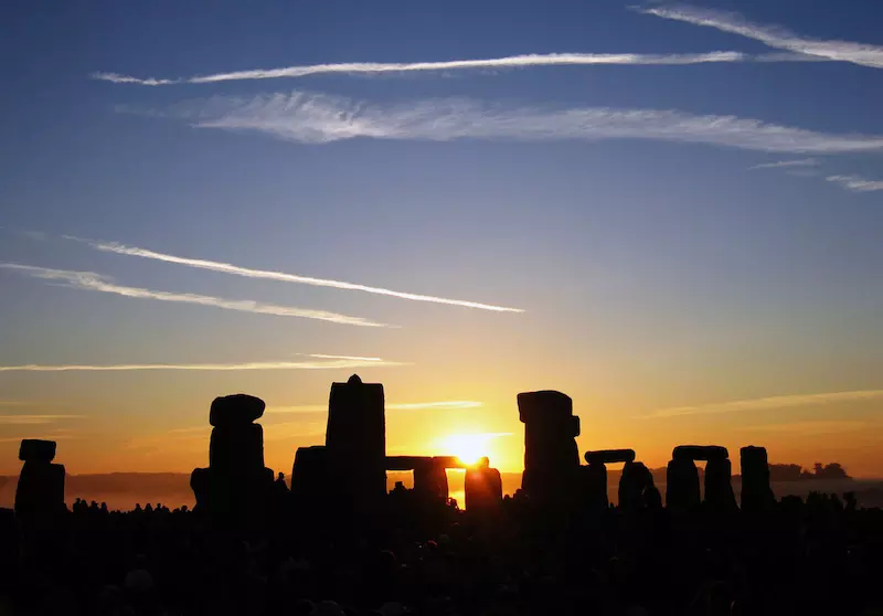 Summer Solstice Sunrise over Stonehenge 2005. CC BY-SA 2.0, https://commons.wikimedia.org/w/index.php?curid=195581